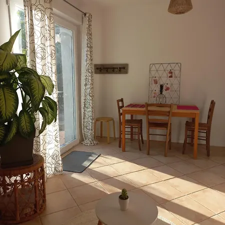 2 Personnes Cosy Avec Petit Jardin