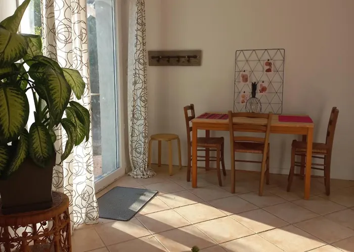 2 Personnes Cosy Avec Petit Jardin